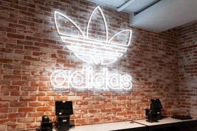 Adidasの求人 仕事 採用 東京都新宿区 スタンバイでお仕事探し